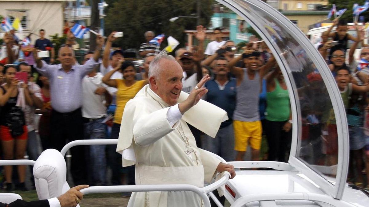 
El papa Francisco saluda a los cubanos desde su papamóvil el sábado en La Habana, durante el inicio de una visita de cuatro días.
