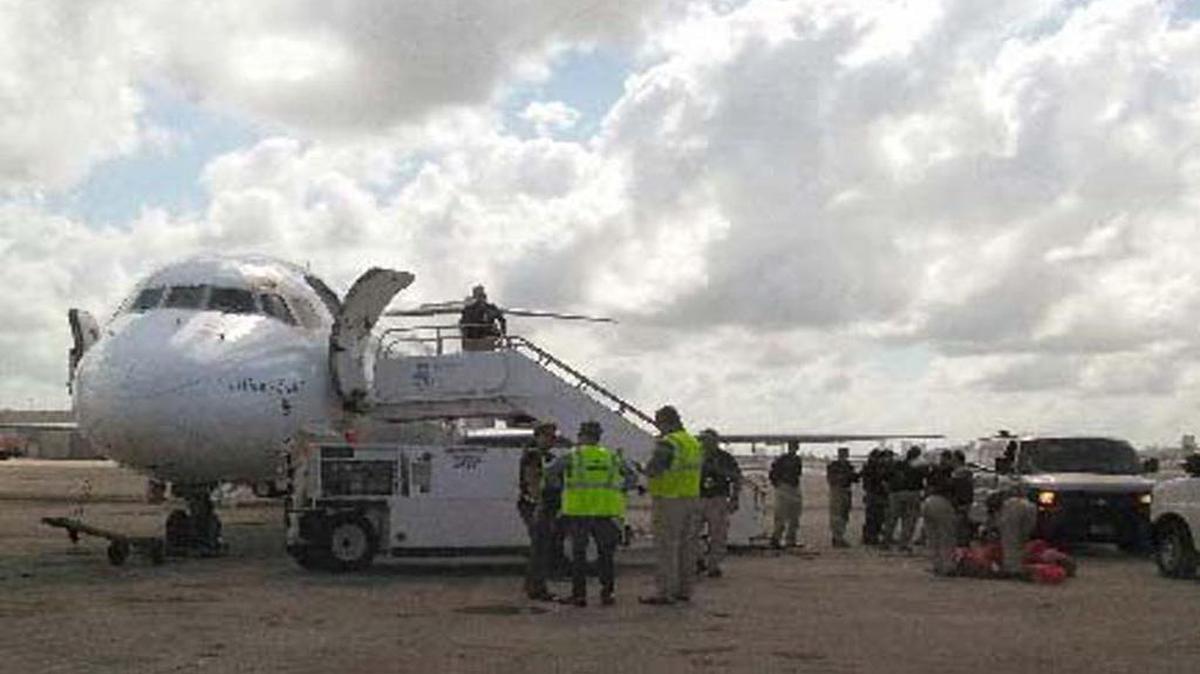 Fotografía tomada en la mañana del jueves, en el Aeropuerto Internacional de Miami, de los preparativos de embarque de los 11 cubanos repatriados a la isla.