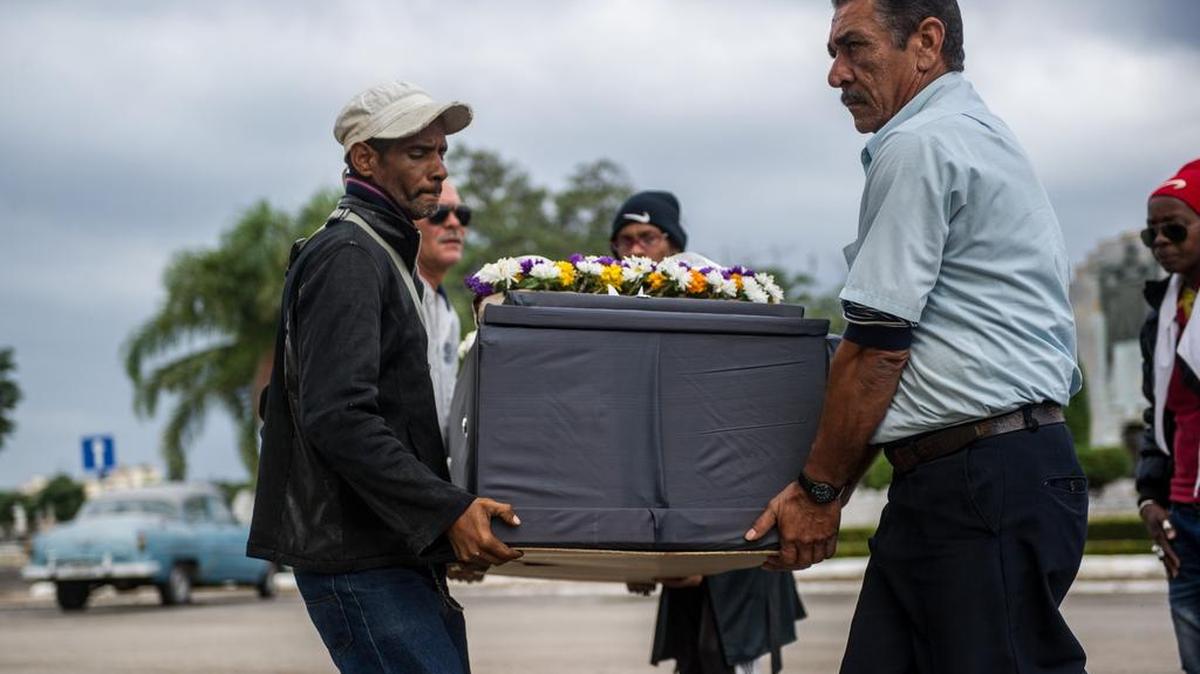 Cubanos llevan un ataúd de una funeraria en La Habana, el 27 de enero de 2016.