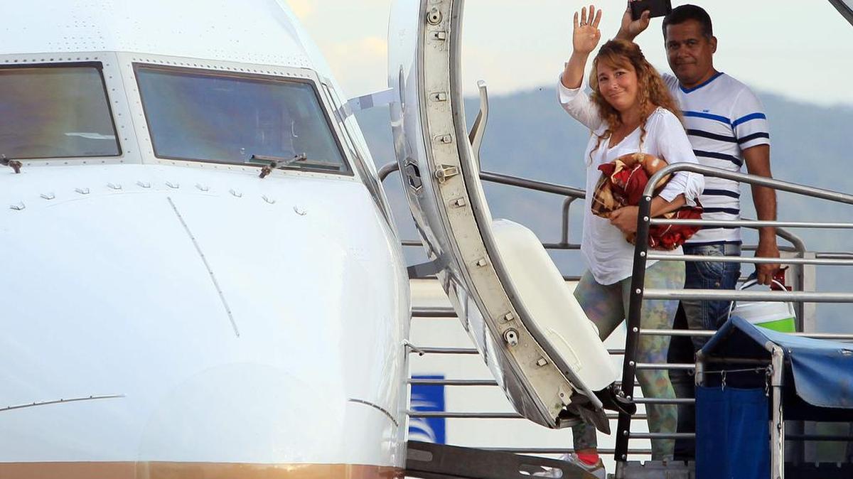 Una pareja de migrantes cubanos aborda un avión para viajar de Panamá con dirección a Ciudad Juárez (México) hoy, martes 10 de mayo de 2016, como parte de un puente aéreo humanitario, en la terminal internacional del aeropuerto de Tocumen en Ciudad de Panamá (Panamá).
