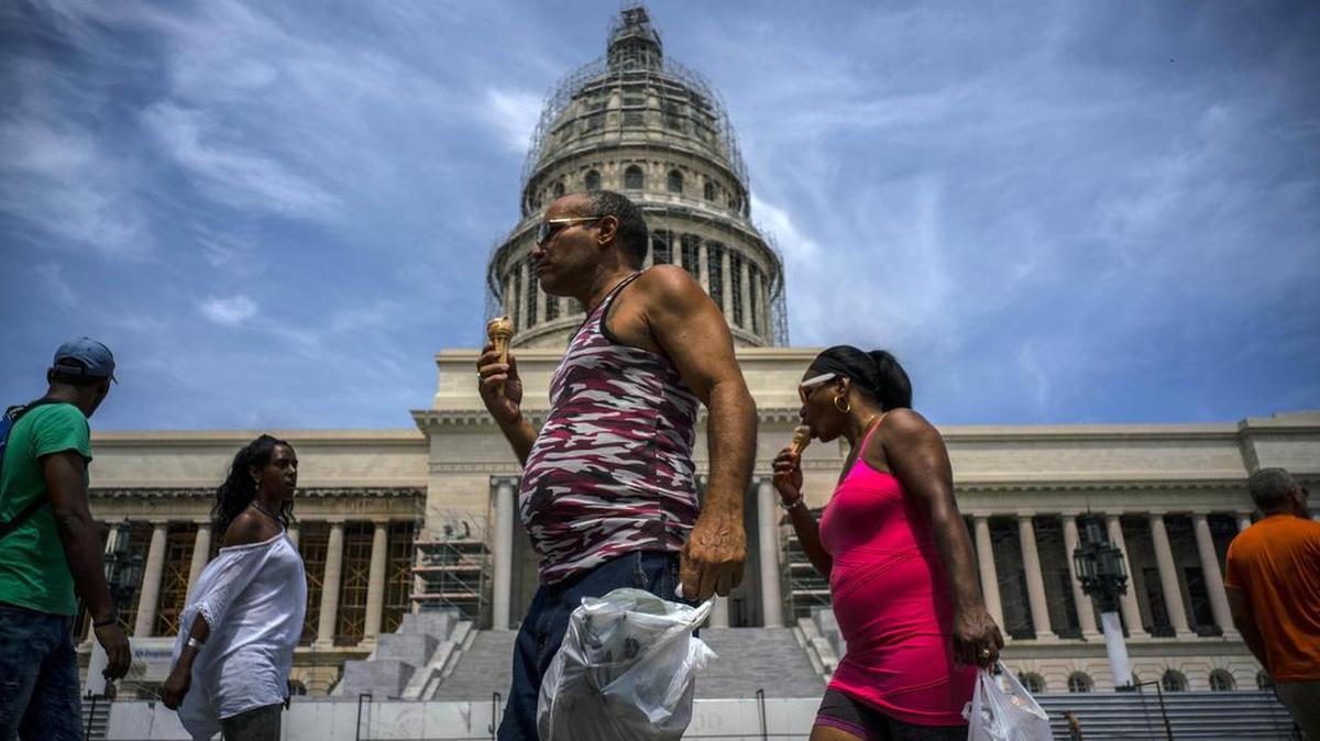 Varias personas toman helados frente al Capitolio de La Habana, el 17 de junio del 2017.
