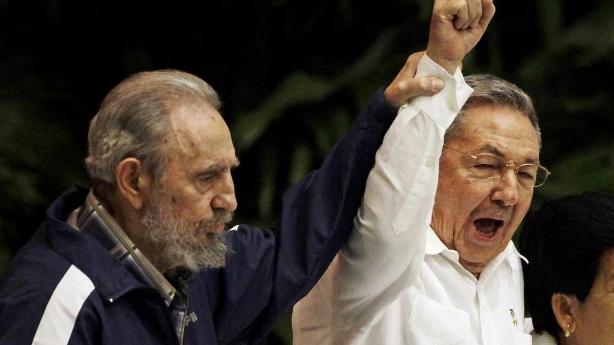 Fidel Castro, y su hermano Raúl Castro en una fotografía del 19 de abril de 2011.