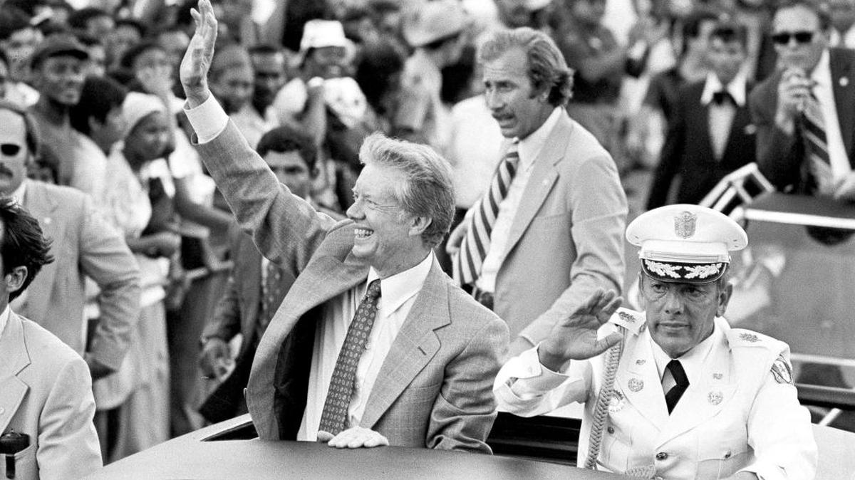 El presidente norteamericano Jimmy Carter (izq.) y el general Torrijos saludan en un recorrido por Ciudad de Panamá el 16 de junio de 1978.
