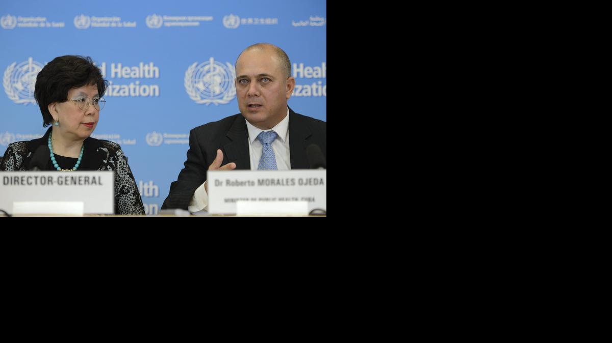 
La directora general de la OMS, Margaret Chan (izq.), y el ministro de Salud Pública de Cuba, Roberto Morales Ojeda, en Ginebra, Suiza, tras el anuncio de que Cuba enviará 165 profesionales sanitarios a Sierra Leona para la lucha contra el ébola. 
