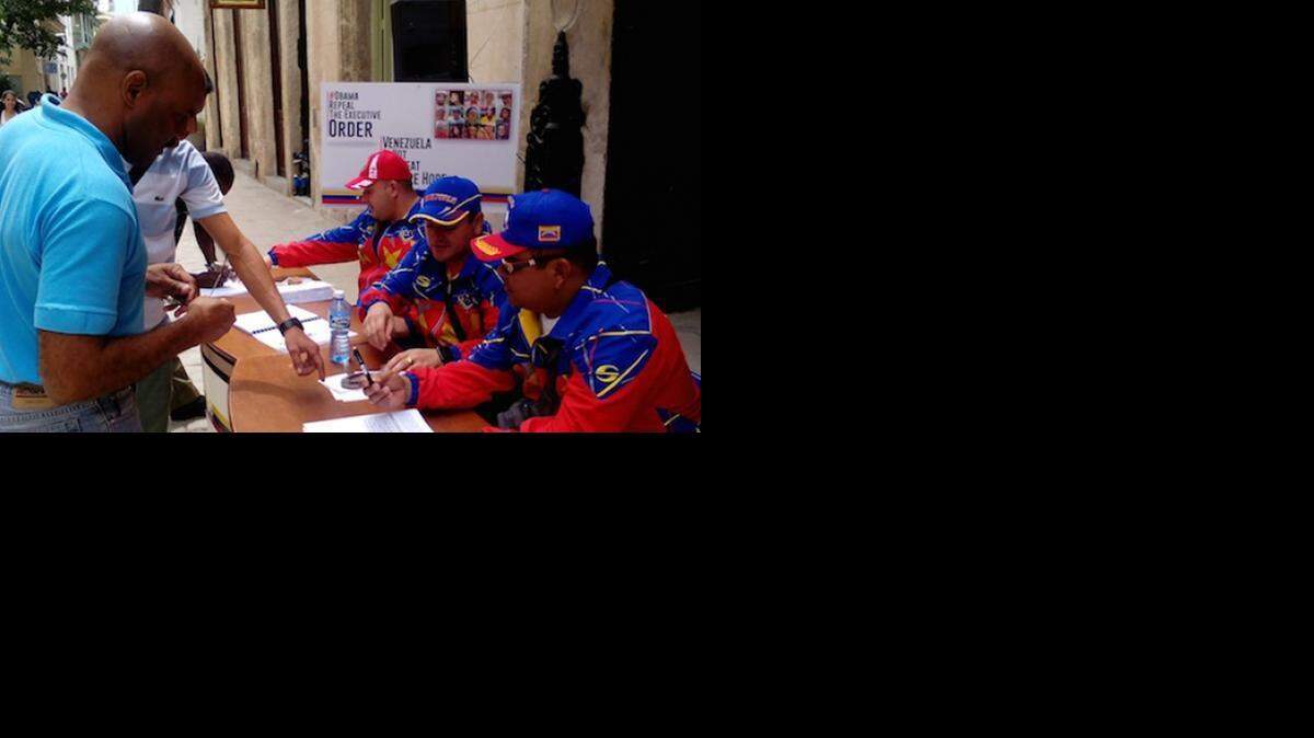 
Funcionarios venezolanos explican a un cubano, en La Habana, en qué consiste la carta que el presidente Nicolás Maduro quiere enviar a su homólogo de EEUU, Barack Obama.
