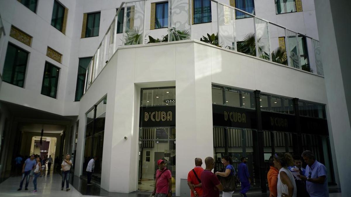 La gente mira las tiendas de lujo en el hotel cinco estrellas Manzana de Gómez Kempinski en La Habana, Cuba, el lunes 8 de mayo de 2017.