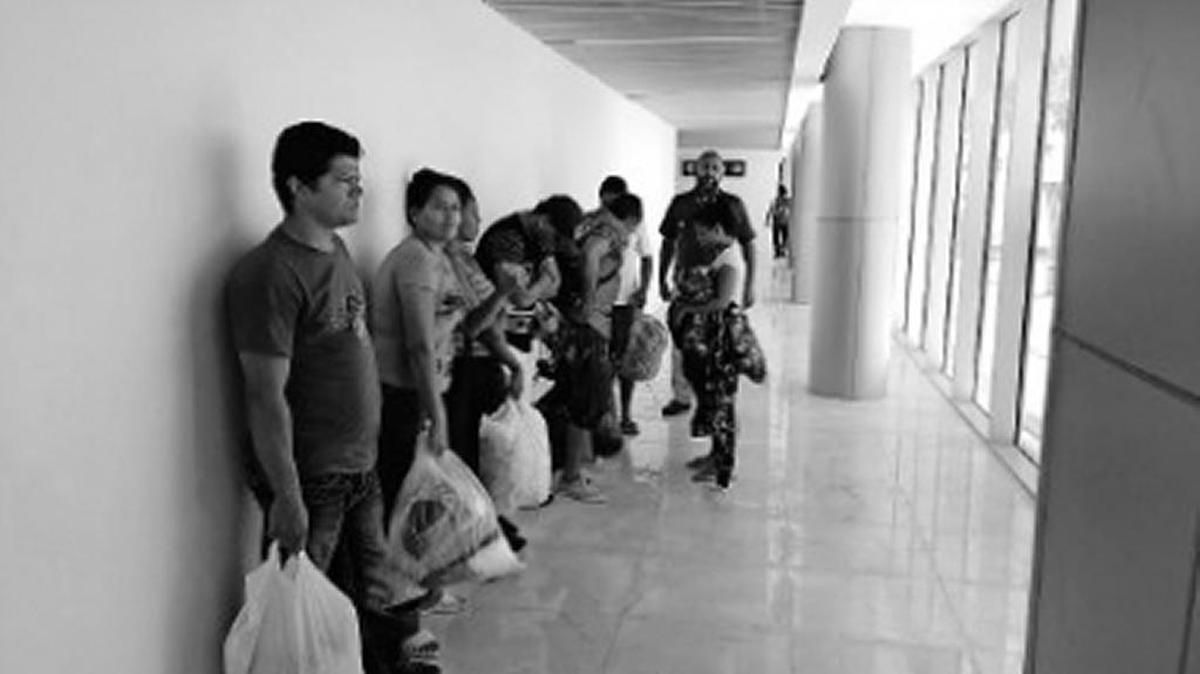 Parte del grupo de 11 cubanos retenidos en una instalación de Migración antes de ser deportados a Cuba.