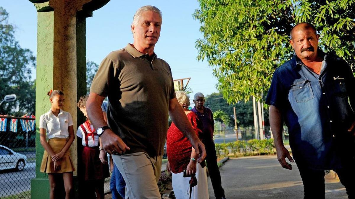El primer vicepresidente cubano Miguel Diaz-Canel llega el domingo al centro de votación en el municipio Playa de la capital cubana.