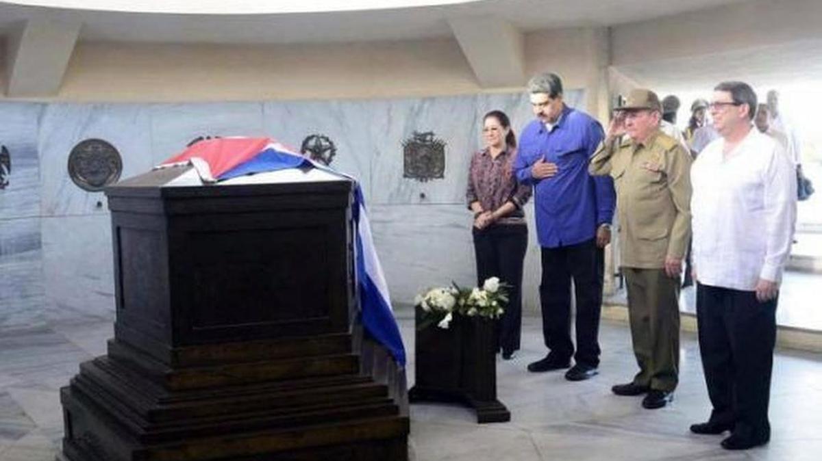 Fotografía del 15 de agosto de 2017, cedida por la Agencia de Noticias Cubana (ACN), del presidente de Venezuela, Nicolás Maduro, acompañado del mandatario cubano Raúl Castro,  su esposa Cilia Flores, y el canciller cubano Bruno Rodríguez, en la tumba de José Martí, en la ciudad de Santiago (Cuba).
