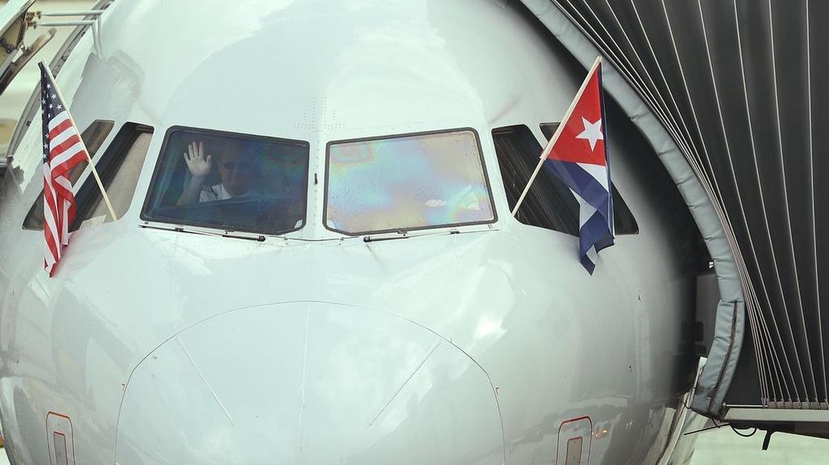 Un piloto saluda dentro del avión del vuelo 903 de American Airlines con destino a Cienfuegos, Cuba, el 7 de septiembre de 2016 en el Aeropuerto Internacional de Miami.