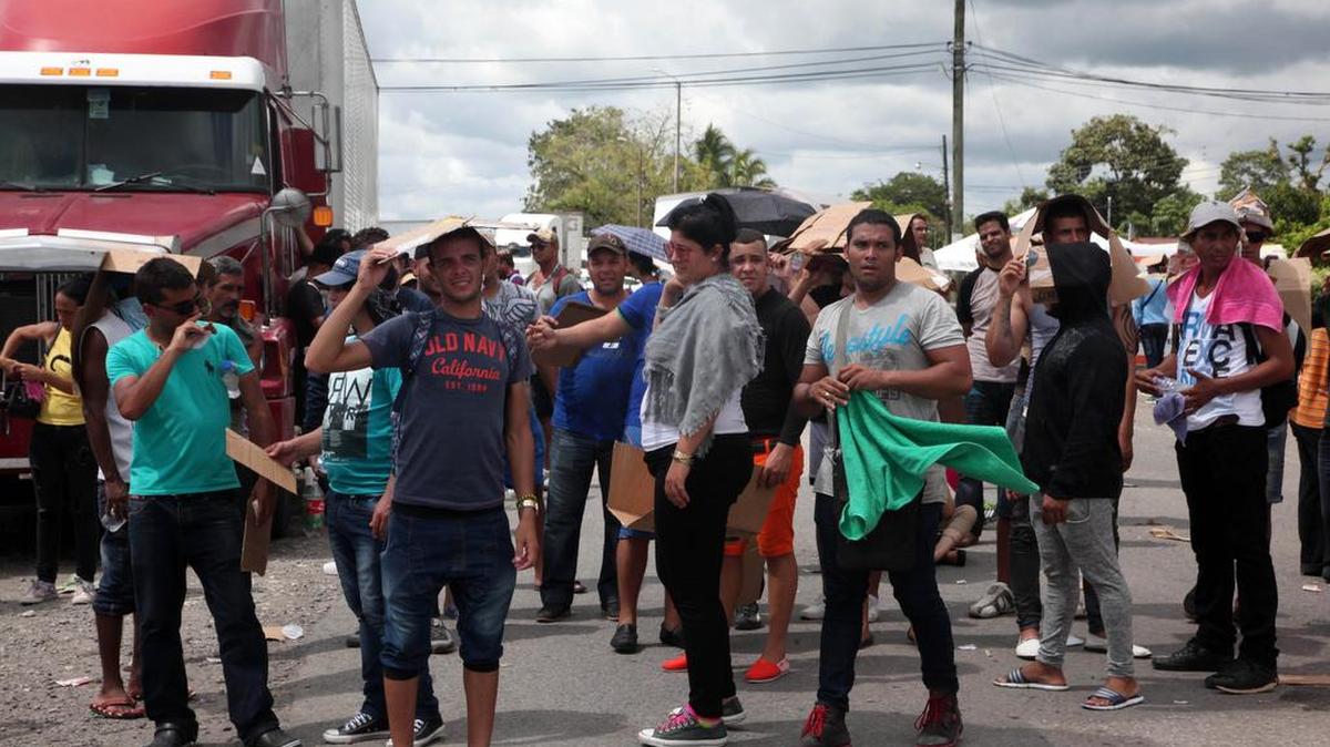 El flujo de cubanos no se ha detenido y cerca de 2,000 de ellos se encuentran varados en Panamá debido a la negativa de Costa Rica de permitirles el paso.