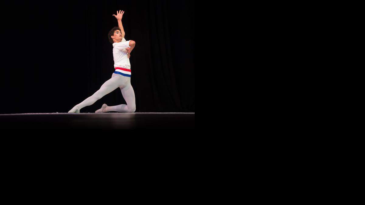 
En el evento, que tiene lugar desde el pasado miércoles y se extenderá hasta el 17 de septiembre, los bailarines podrán concursar en danza clásica o contemporánea, en presentaciones individuales o a dúo.
