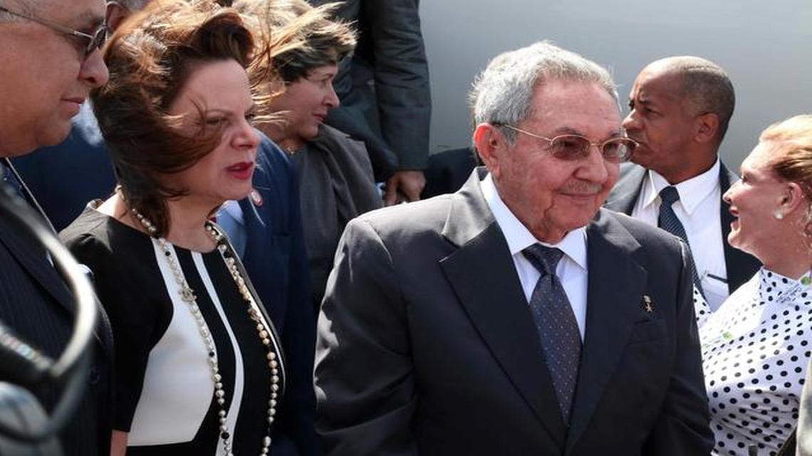 
El gobernante cubano Raúl Castro a su llegada el martes a San José, donde fue recibido por la vicepresidenta de Costa Rica, Ana Helena Chacón.

