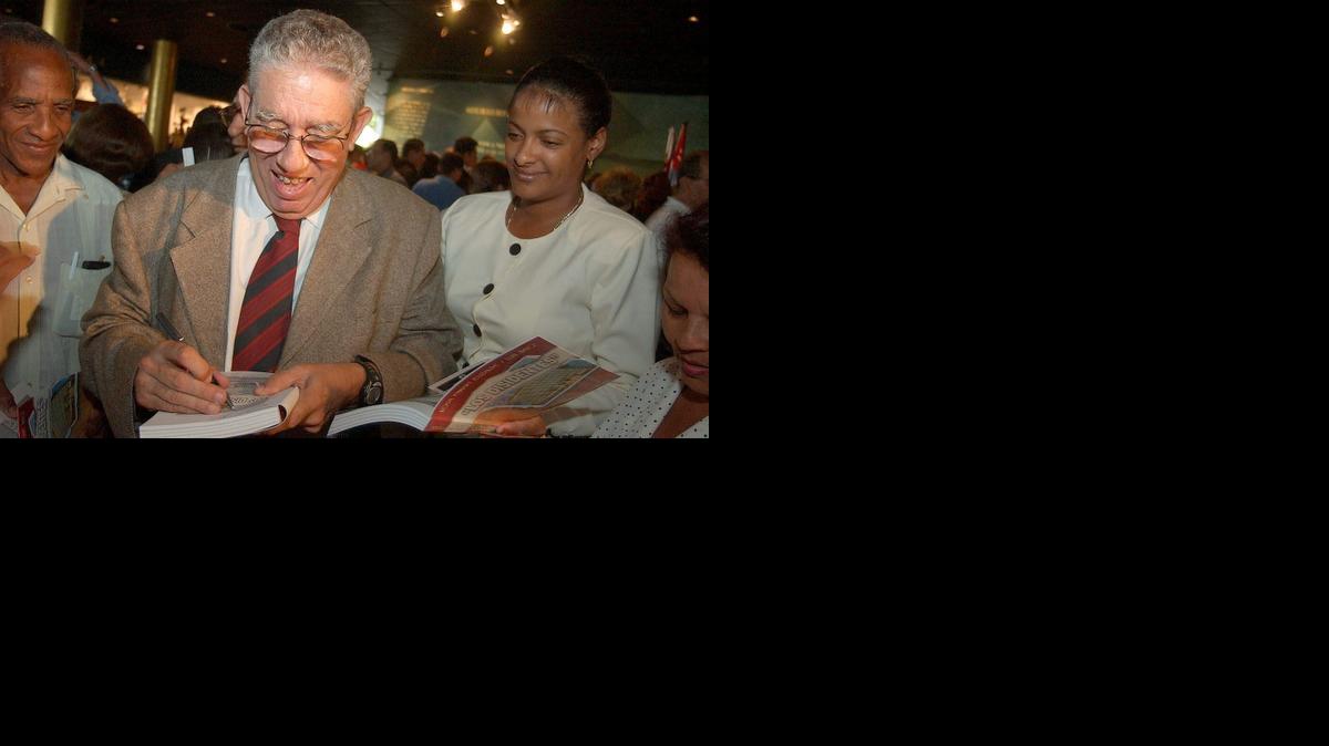 
 Fotografía de archivo del 24 de julio de 2003 donde se ve al periodista cubano, Luis Báez (c), coautor junto con Rosa Miriam Elizalde del libro "Los Disidentes", firmando autógrafos durante la presentación del mismo en La Habana (Cuba). EFE/Alejandro Ernesto Pérez
