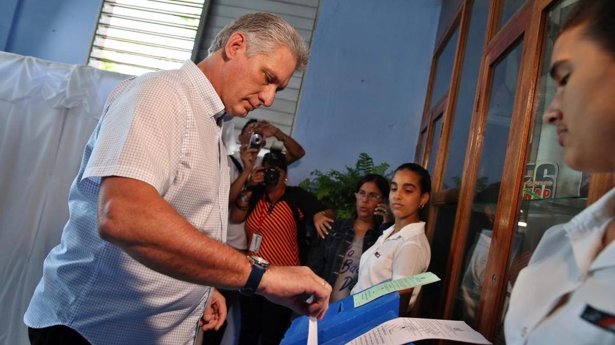 El vicepresidente de Cuba, Miguel Díaz-Canel, vota durante los comicios para elegir a representantes provinciales del Poder Popular y a los diputados a la Asamblea Nacional, el domingo 11 de marzo del 2018, en Santa Clara, Cuba.