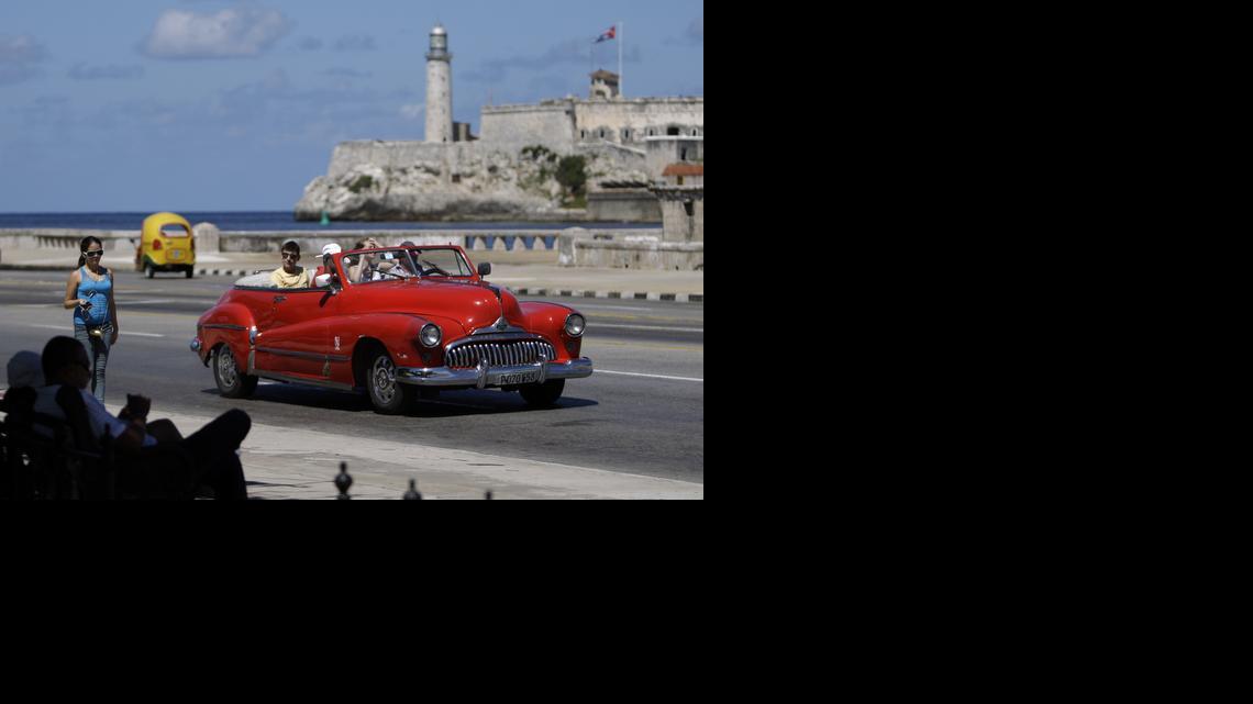 
Varios turistas de Estados Unidos pasean en un viejo automóvil por El Malecón en octubre del 2013, a la entrada de la bahía de La Habana.


