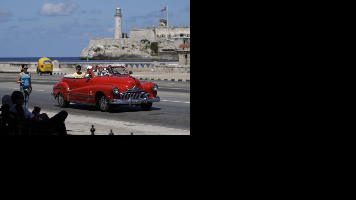
Varios turistas de Estados Unidos pasean en un viejo automóvil por El Malecón en octubre del 2013, a la entrada de la bahía de La Habana.


