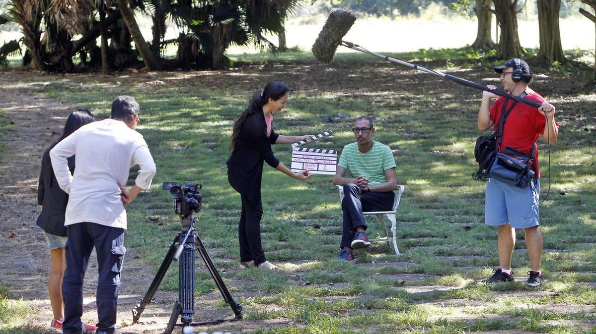 Varios estudiantes trabajan en la realización de un documental en la Escuela Internacional de Cine y Televisión (EICTV), en San Antonio de los Baños, Cuba.