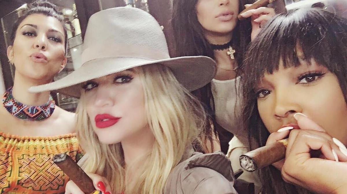 Las hermanas Kim, Khloe y Kourtney Kardashian fuman unos habanos junto a Malika durante la visita a La Habana, Cuba, el miércoles 4 de mayo de 2016.