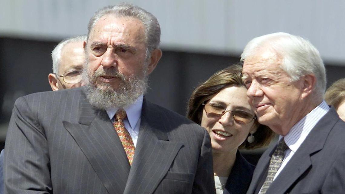 Fidel Castro saluda al ex presidente de EEUU, Jimmy Carter, después que este dio un discurso en La Habana, el 12 de mayo de 2002.