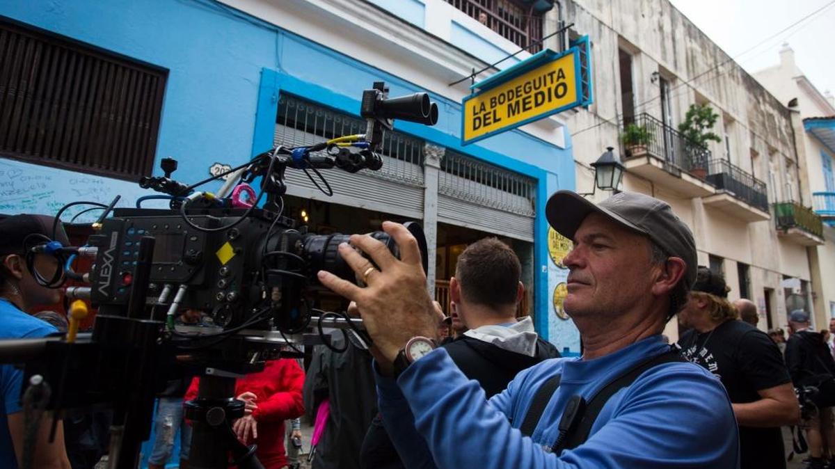 En esta foto del 15 de enero de 2016, el asistente de cámara Michael Endler, se prepara para un rodaje de “House of Lies” en el bar Bodeguita del Medio, en La Habana, Cuba.
