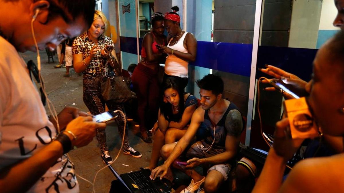 Cubanos utilizan WiFi público para navegar el internet en La Habana.
