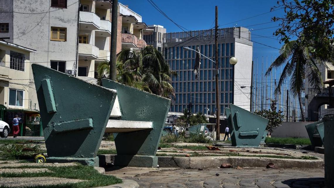 Un parque que solía estar repleto de cubanos haciendo cola para solicitar una visa en la Embajada de los Estados Unidos (vuelta) permanece vacío, en La Habana el 26 de octubre de 2017.