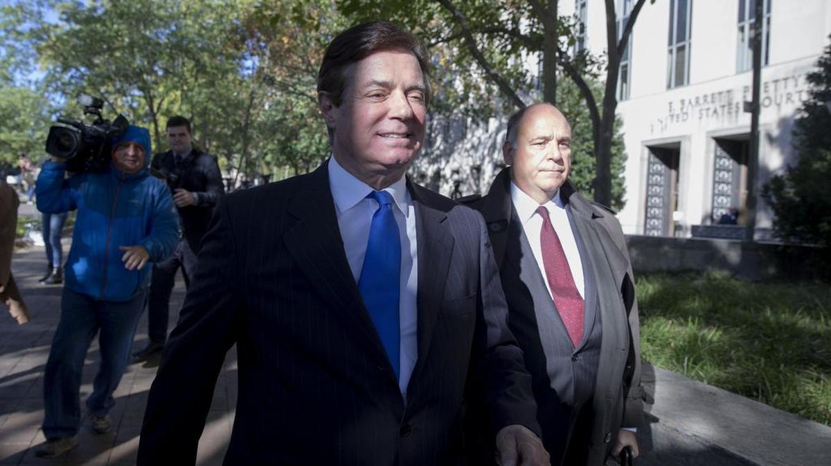 Paul Manafort, ex jefe de campaña del presidente estadounidense Donald Trump, sale del juzgado el lunes 30 de octubre de 2017, en Washington, DC.