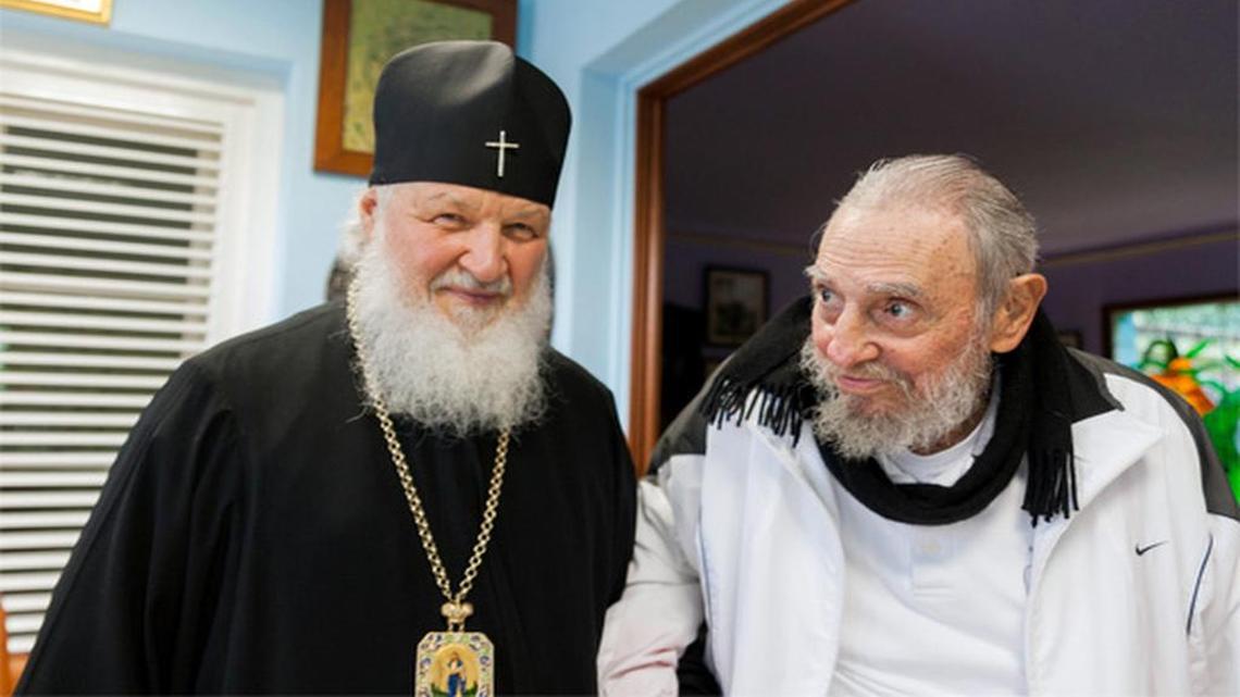 Fotografía cedida por el diario oficial Juvenud Rebelde de la reunión sostenida este sábado 13 de febrero de 2016 entre el Patriarca ortodoxo ruso Kirill (i) y el líder cubano Fidel Castro (d) en La Habana (Cuba).