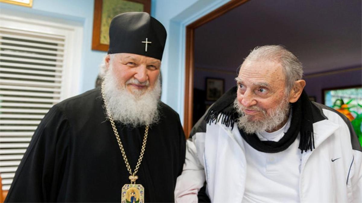 Fotografía cedida por el diario oficial Juvenud Rebelde de la reunión sostenida este sábado 13 de febrero de 2016 entre el Patriarca ortodoxo ruso Kirill (i) y el líder cubano Fidel Castro (d) en La Habana (Cuba).