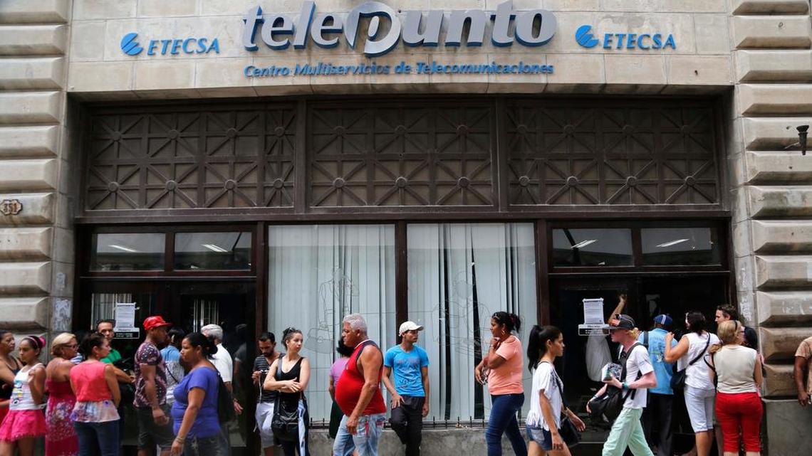 Personas esperan su turno para ingresar a una oficina de la estatal de telecomunicaciones ETECSA, en La Habana.