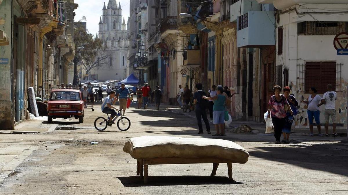 Fotografía de un colchón puesto a secar en el sol en medio de una calle tras el paso del huracán Irma, el jueves 14 de septiembre de 2017, en La Habana (Cuba).