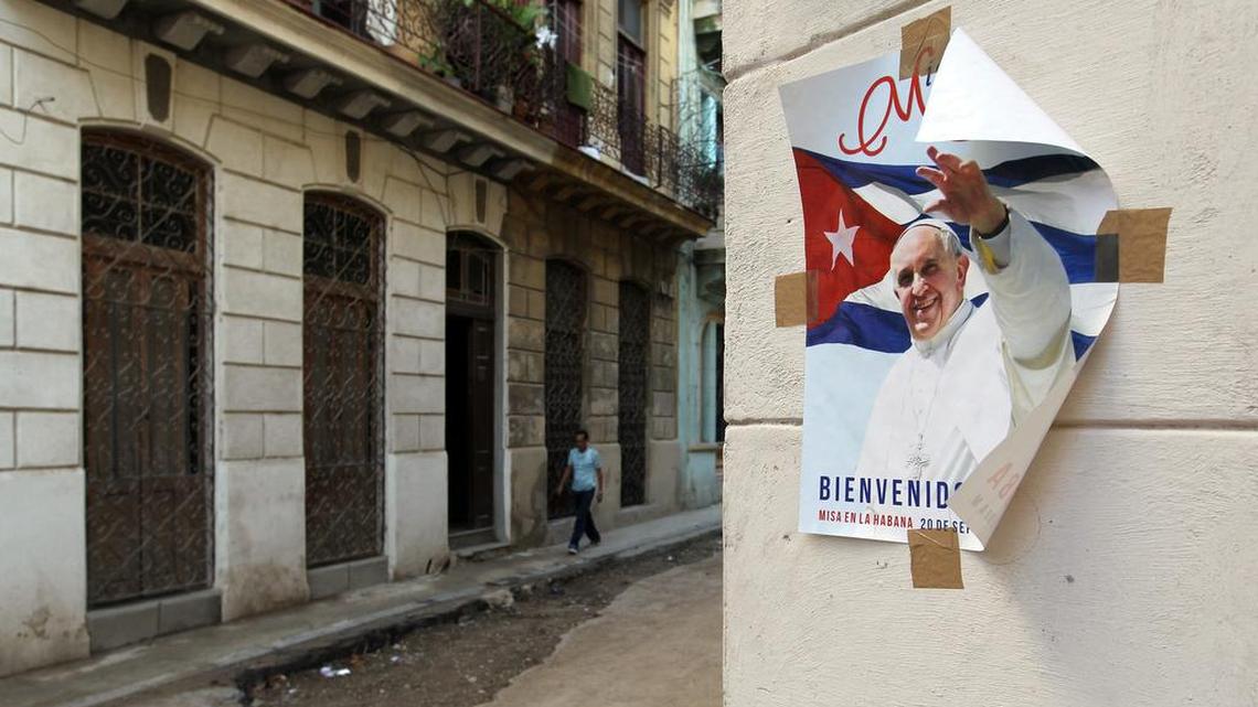 
 Un hombre camina cerca de un cartel alusivo a la visita del Papa Francisco este martes 1 de septiembre de 2015 en La Habana (Cuba).  
