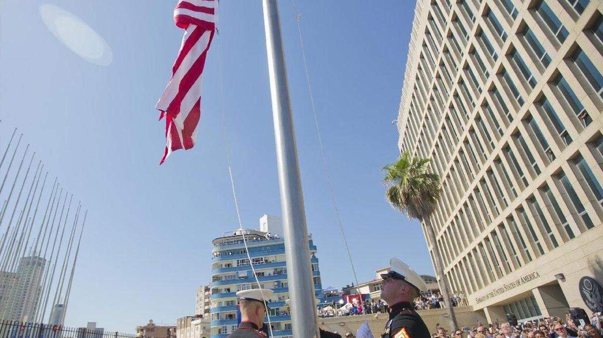 Infantes de Marina izan la bandera en la Embajada de EEUU en La Habana, Cuba, el viernes 14 de agosto.