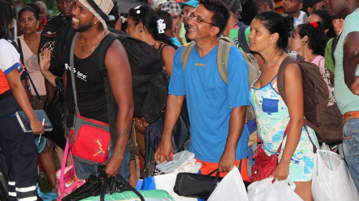 Inmigrantes cubanos esperan ser ubicados en hoteles el lunes 28 de diciembre de 2015, en Paso Canoas (Panamá).