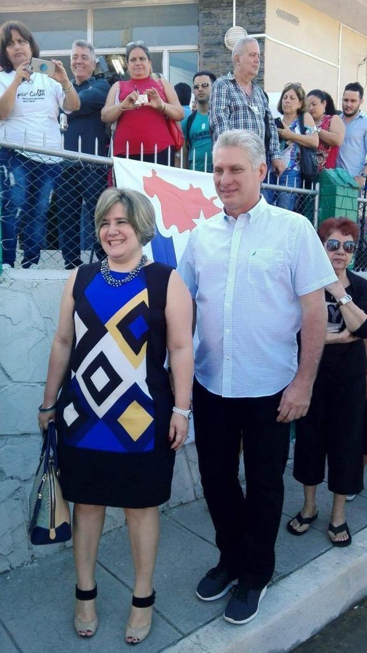 El primer vicepresidente Miguel Díaz-Canel y su esposa Liz Cuesta Peraza posan para los medios de prensa cubanos antes de ir a votar el domingo.