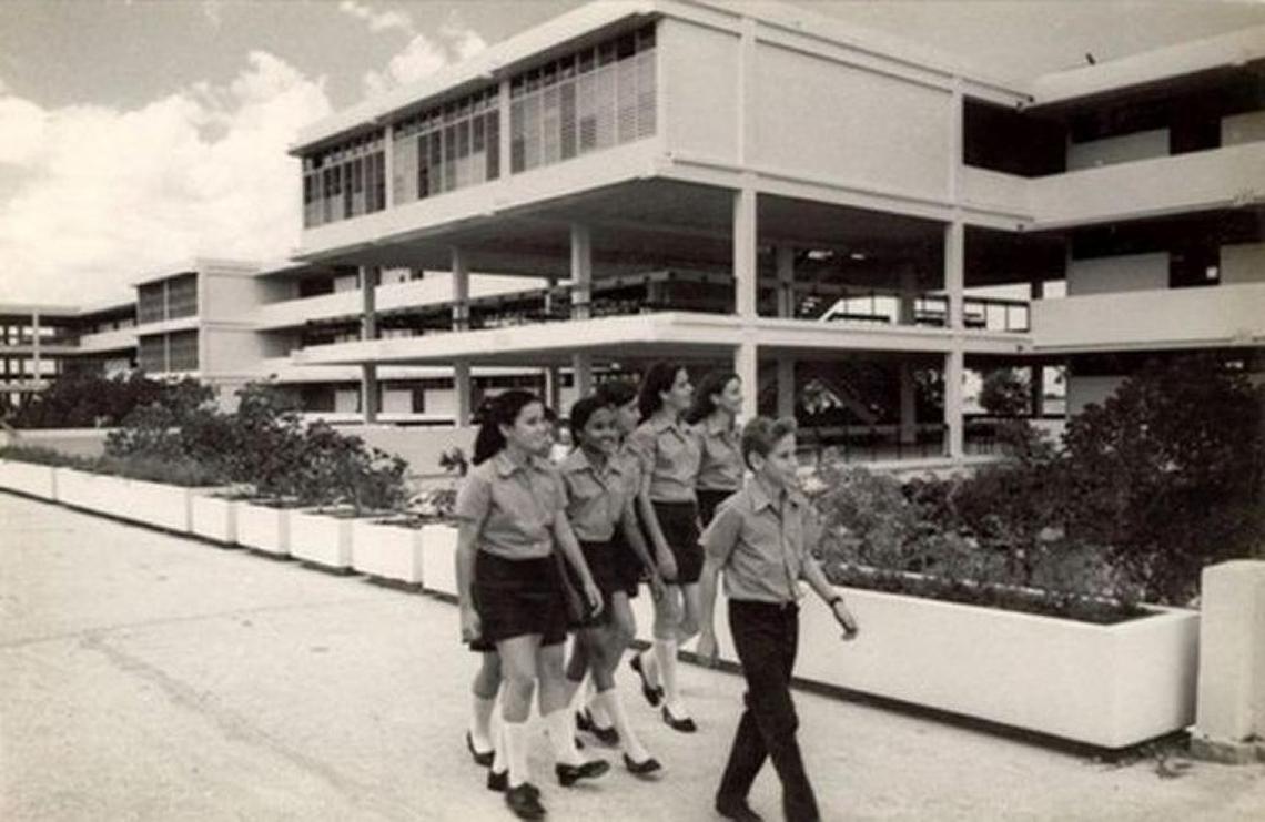 La escuela recibía a los estudiantes con mejor expediente académico, y en sus años dorados, exigió que se mantuviera un nivel educacional alto.