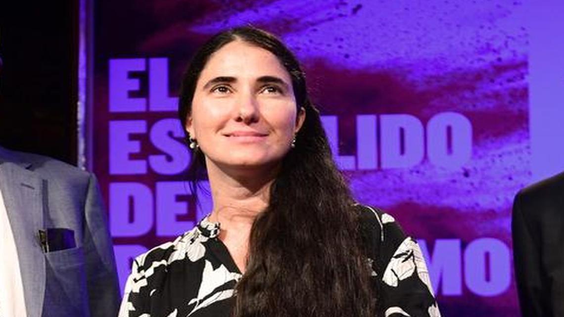 El escritor peruano Mario Vargas Llosa, su hijo Alvaro Vargas Llosa y la bloguera cubana Yoani Sánchez posan durante la presentación del trabajo colectivo "El estallido del populismo" en Madrid el 6 de junio de 2017.