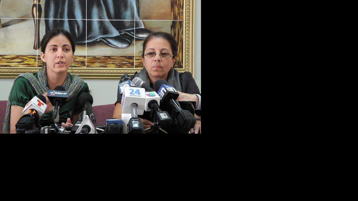 
Ofelia Acevedo, viuda de Oswaldo Payá, a la derecha, en una conferencia de prensa en Miami junto a si hija Rosa María Payá en agosto del 2013.
