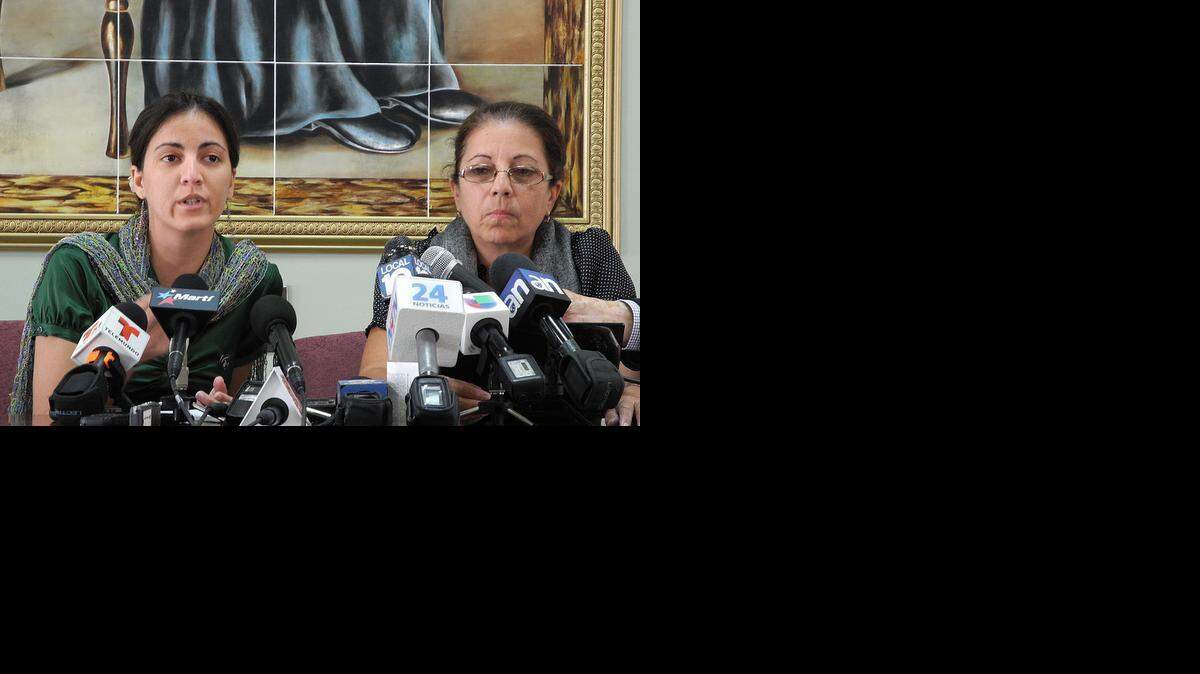 
Ofelia Acevedo, viuda de Oswaldo Payá, a la derecha, en una conferencia de prensa en Miami junto a si hija Rosa María Payá en agosto del 2013.
