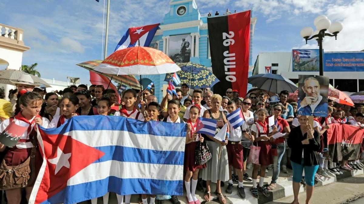 Los habitantes de Las Tunas esperan bajo el sol para ver el cortejo fúnebre con las cenizas de Fidel Castro Cubans wait for the passage of Fidel Castro's ashes in Las Tunas, Cuba.