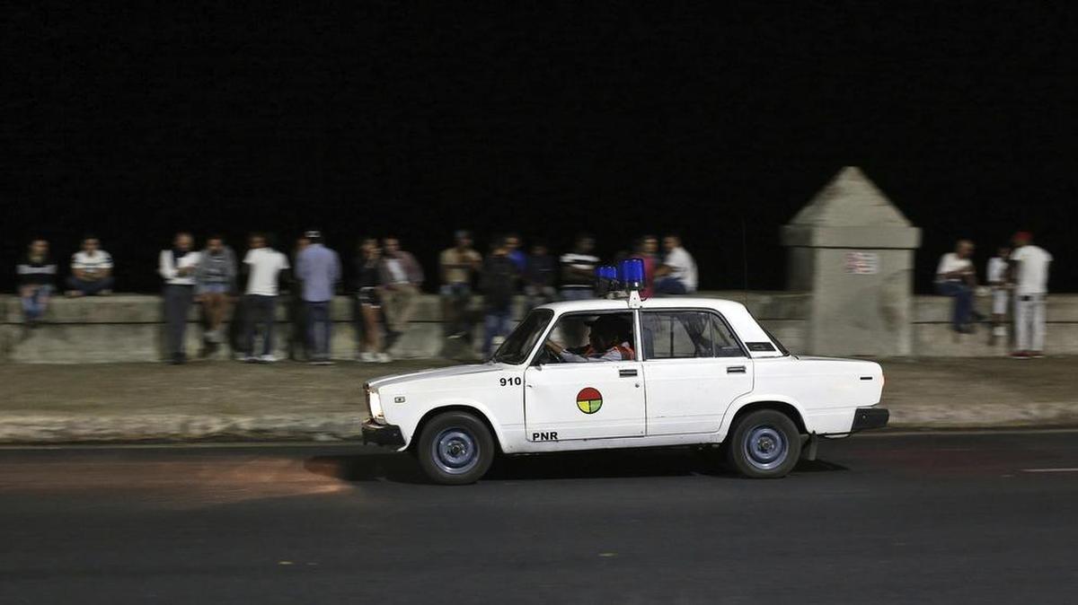 Un auto de la policía patrulla el malecón el sábado 26 de noviembre, en La Habana (Cuba), pocas horas después de anunciarse el fallecimiento del líder cubano Fidel Castro.