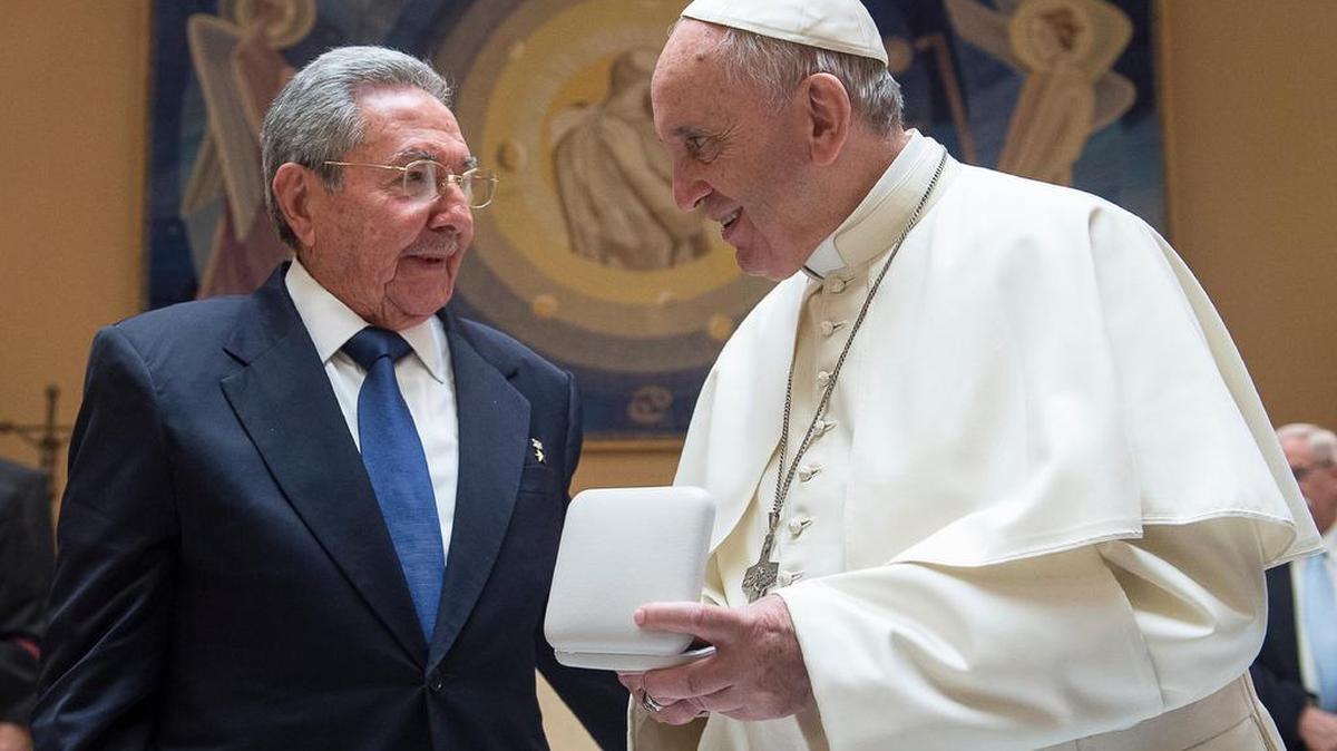 
El gobernante de Cuba, Raúl Castro, visita al papa Francisco el 11 de mayo de 2015, en el Vaticano. 

