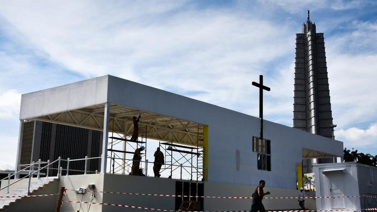 
Tras más de 40 jornadas de trabajo de 12 horas, de lunes a sábado, medio centenar de obreros que trabajan en la Plaza, corazón político de la isla, pintaban y daban los toques finales a los cuatro estrados y una sacristía levantados especialmente para esta ocasión.
