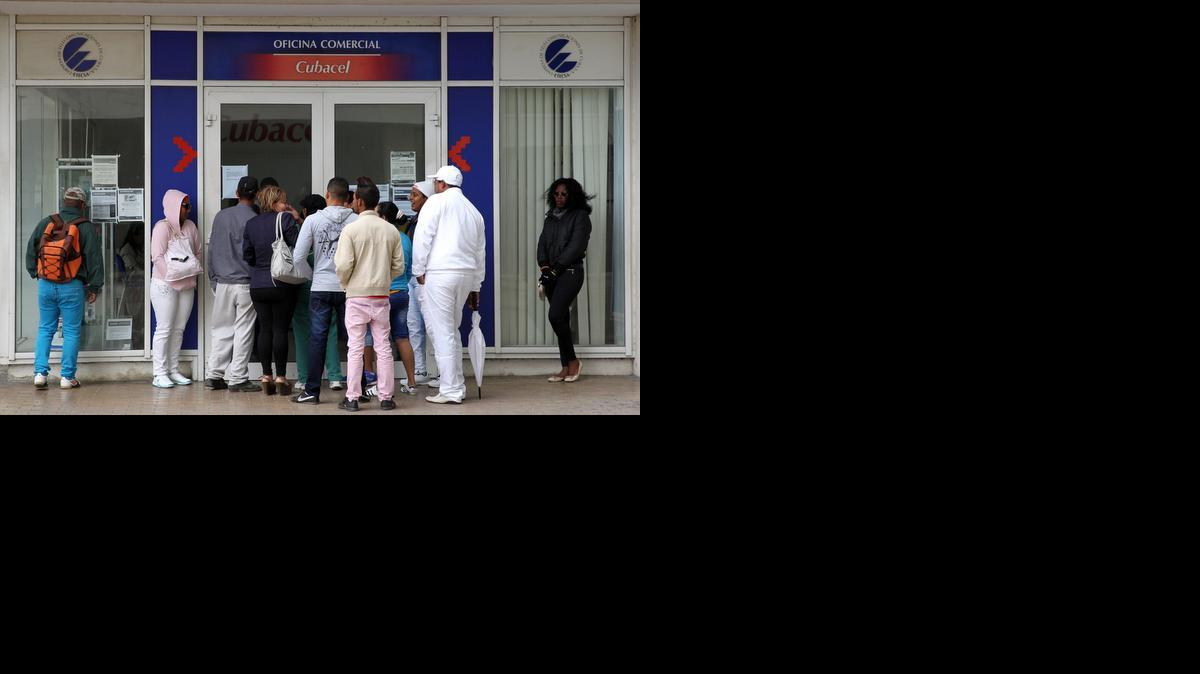 
Un grupo espera que abran las oficinas de ETECSA en La Habana, la compañía de telecomunicaciones de Cuba.


