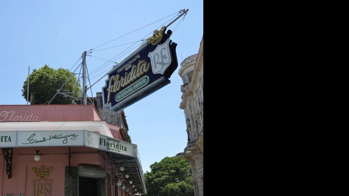 
Fachada del Restaurante Bar “Floridita” en La Habana, donde el jueves se realizó la competencia de cantineros que optaron por el “El Rey Daiquirí”.

