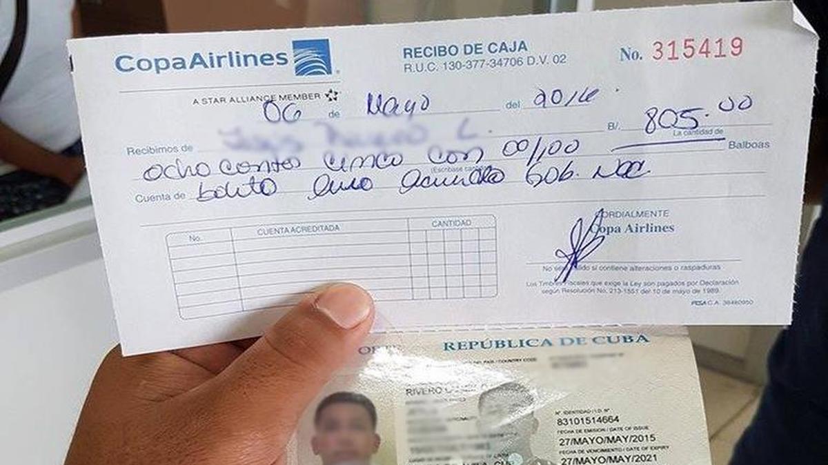Un migrante cubano en Panamá muestra el recibo que le dieron por la compra de su pasaje de avión para viajar a Nuevo Laredo, México.