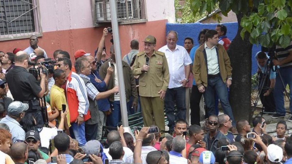 Decenas de personas aprovechan un momento poco común: la oportunidad de fotografiar al gobernante cubano Raúl Castro en su visita a Santiago de Cuba.