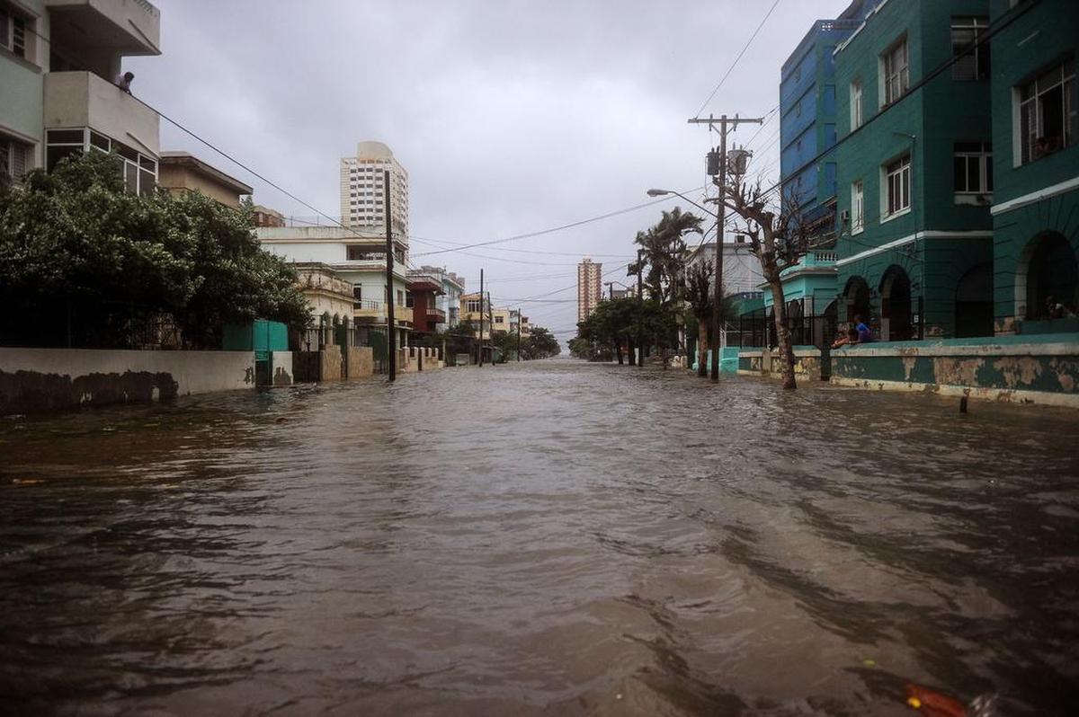 El paso del huracán Irma causó inundaciones en las calles de La Habana el sábado.