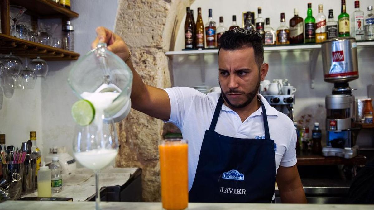 Un camarero sirve una bebida en el restaurante Café Bohenia en La Habana, el 16 de junio de 2016.